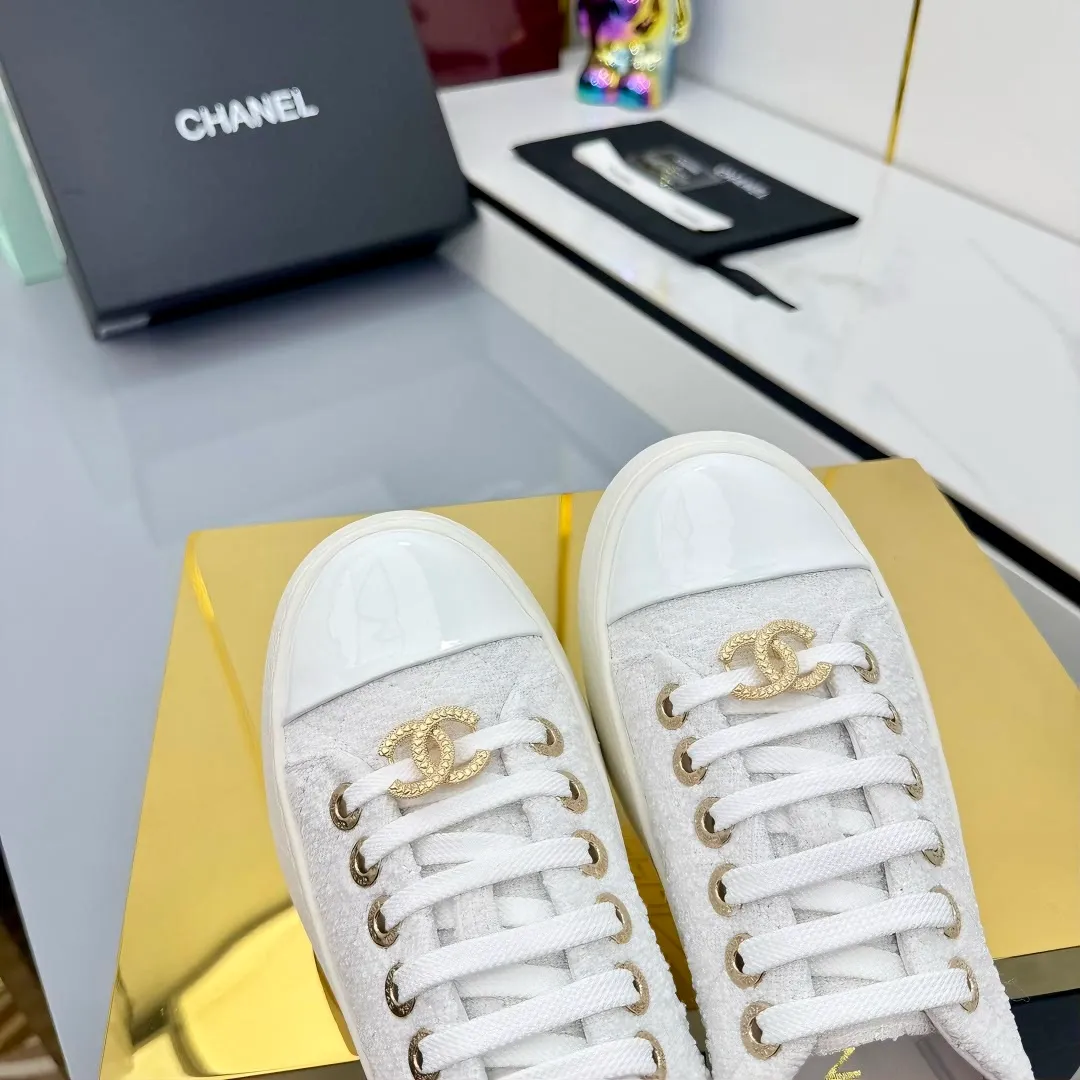 👟👟Ex-factory price 520👟👟 Top-quality cloth-covered version, original quality! ! ! Chanel Chanel - 2025 biscuit shoes, the top casual sports shoes in the counter, this classic design; the upper is electro-embroidered with a variety of craftsmanship; the outsole is fashionable and sporty; the extraordinary inclusion of a variety of color elements... The diversified mix and match is very good-looking and versatile, casual, fashionable, sports, and outdoor can be taken into account... ꫛꫀꪝ Go➫ Material: ❶Upper: Original first-layer cowhide ❷Inner: Sheepskin ❸Outsole is based on: Original TPU combination outsole. Full set of boutique packaging for women 35–40-41. Customized. Non-refundable. 👉